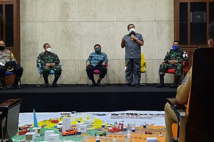Wali Kota Bandung Oded M. Danial saat simululasi PSBB di Balai Kota Bandung, Senin (20/4/2020). (Ayobandung.com/Nur Khansa)
