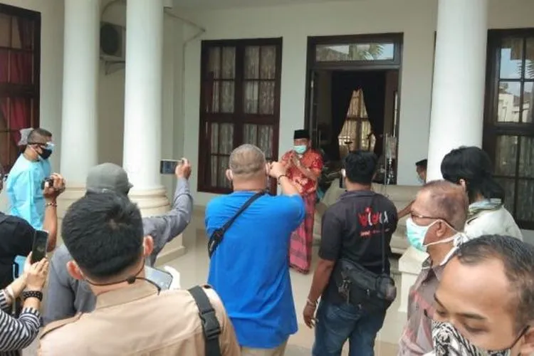 Bupati Ogan Ilir Ilyas Panji Alam jumpa pers, umumkan dirinya positif virus corona. (Suara.com/Rio)