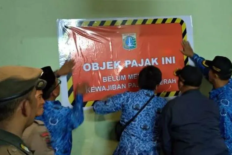 Pemasangan stiker tanda belum bayar pajak oleh Kecamatan Taman Sari/barat.jakarta.go.id