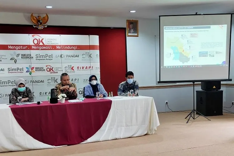 Kepala OJK Cirebon, Budi Arief Wibisono saat jumpa pers akhir tahun. (Ayocirebon/Erika Lia)