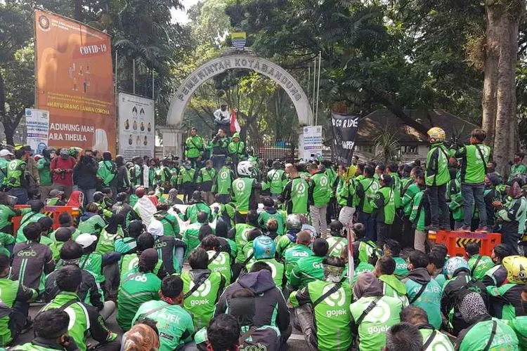 Ratusan ojek online (ojol) se-Kota Bandung memadati ruas jalan di Wastukencana, tepatnya di depan kantor Wali Kota Bandung Senin (13/7). (Ayobandung/Fichrii Hakiim)