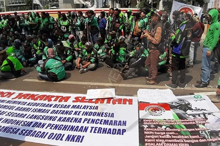 Ratusan sopir ojol berdemonstrasi di depan Kedubes Malaysia, Jakarta Selatan, menuntut permintaan maaf pengusaha taksi Malaysia, Shamsubahrin Ismail/Rizki Amana