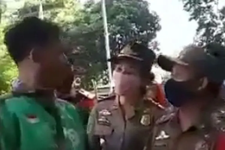 Tangkap layar video viral sopir ojol maki-maki petugas Satpol PP wanita. (istimewa).