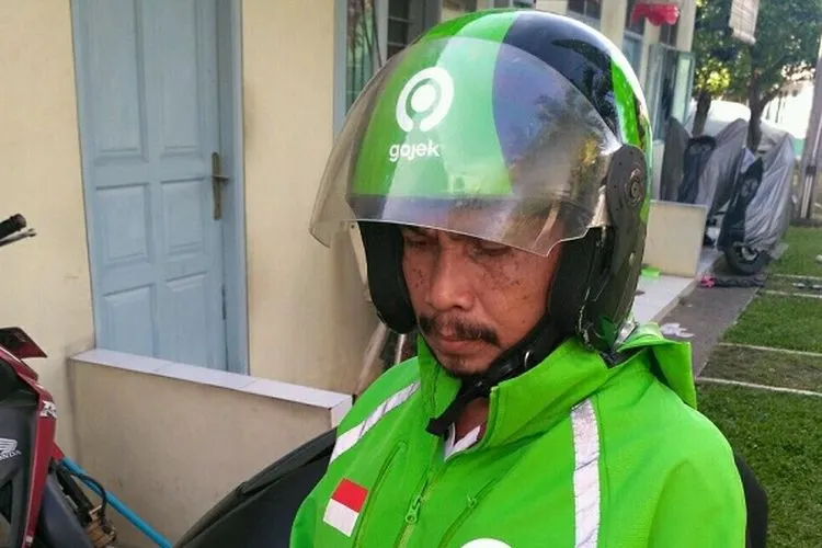 Pengemudi ojek online (ojol), Marsudi, menyatakan siap menjalankan protokol kesehatan yang ketat jika Pemkot Bekasi izinkan ojol mengangkut penumpang di wilayah Kota Bekasi. (Ayobekasi.net/Firda Puri Agustine)