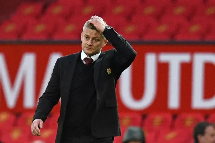 Ekspresi kekecewaan manajer Manchester United, Ole Gunnar Solskjaer pada laga Liga Inggris 2020/2021 kontra Tottenham Hotspur di Old Trafford, Manchester, Minggu (4/10/2020) malam WIB. [Oli Scarff / AFP]