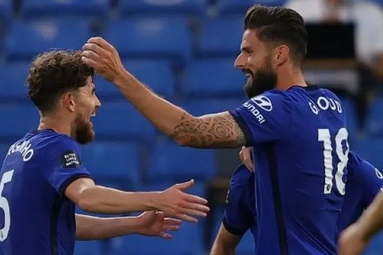 Striker Chelsea Olivier Giroud (kanan) merayakan golnya ke gawang Norwich City bersama rekan setimnya dalam laga lanjutan Liga Inggris di Stamford Bridge. Richard Heathcote / POOL / AFP