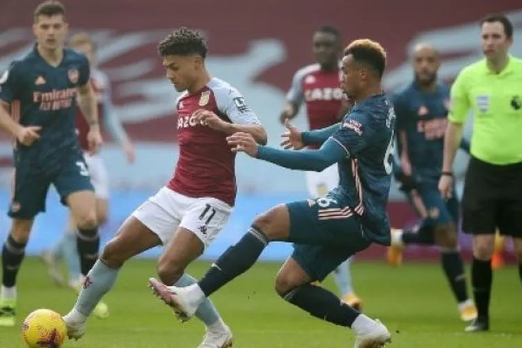 Pemain Aston Villa Ollie Watkins menghindari kejaran pemain Arsenal dalam laga Liga Premier yang berlangsung di Villa Park, Sabtu (6/2/2021). [AFP]