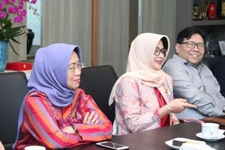 Wakil Ketua Ombudsman Republik Indonesia (ORI), Lely Pelitasari Soebekty (tengah) saat berkunjung ke salah satu TV swasta Jakarta didampingi Komisioner Ombudsman Ninik Rahayu pada 5 Maret 2020. Foto: instagram @lelysoebekty