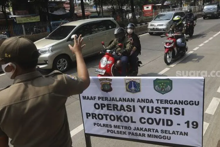 Satpol PP melakukan operasi yustisi penegakan disiplin protokol kesehatan. [Suara.com/Angga Budhiyanto]