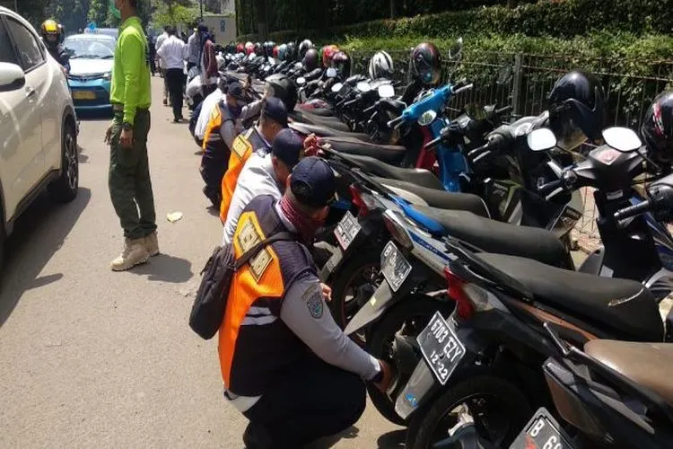 Operasi penertiban parkir liar dengan sanksi cabut pentil dilakukan Suku Dinas Perhubungan Jakarta Selatan di Jalan Setiabudi Raya, Jalan Satrio, dan Jalan Rasuna Said, hari ini (Rabu, 12/2/2020). (Pemkot Jaksel)