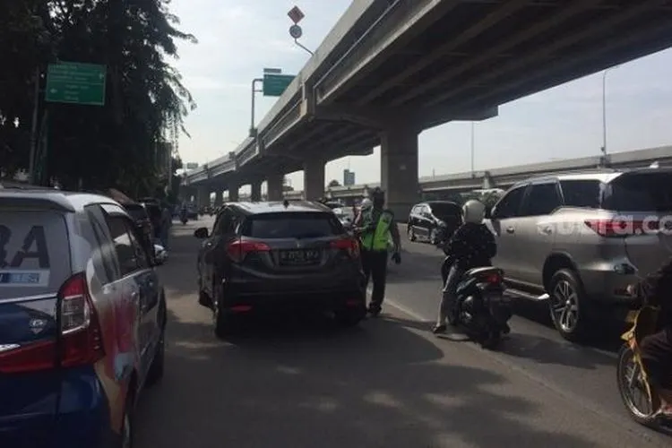 Sebagai ilustrasi, Penampakan Jalan K.H Noer Ali, Sumber Artha, Kalimalang Bekasi, Jawa Barat di hari pertama pelarangan mudik 28 April 2020. (Suara.com/Ummi HS).
