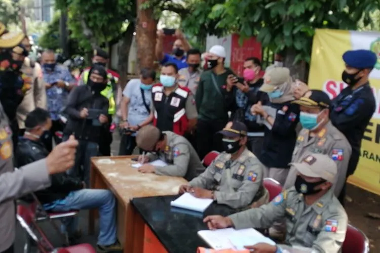 Kapolda Jawa Barat, Irjen Pol Rudy Sufahriadi melakukan inspeksi mendadak (sidak) gabungan pelaksanaan Operasi Yustisi Protokol Kesehatan di Kota Bogor, Jumat (25/9/2020). / dok