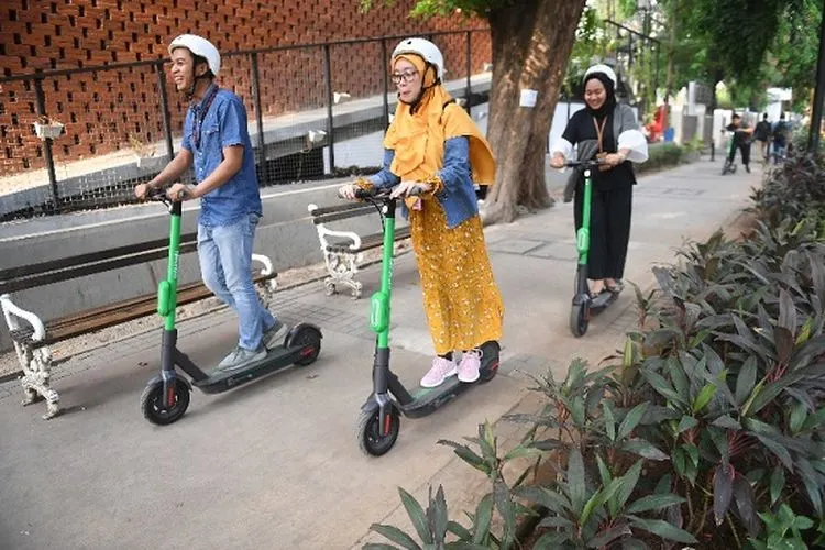 Pengguna otopet sedang melintas di atas trotoar/Alinea.id