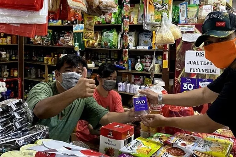 OVO mendistribusikan sebanyak 10.000 cairan pembersih tangan (hand sanitizer) kepada pedagang (merchant) kecil dan menengah di wilayah Jabodetabek dan Bali.  (Dok. OVO)
