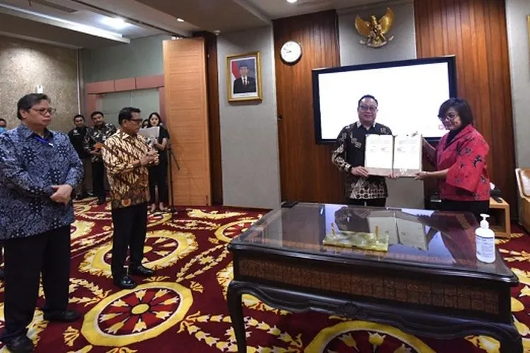 Penandatanganan MoU Mitra Kartu Prakerja antara Karaniya Dharmasaputra (Presiden Direktur OVO) dan Denni Puspa Purbasari (Direktur Eksekutif Manajemen Pelaksana Kartu Prakerja) disaksikan oleh Airlangga Hartarto (Menteri Koordinator Bidang Perekonomian) dan Moeldoko (Kepala Staf Kepresidenan) yang dilakukan pada tanggal 20 Maret 2020, bertempat di Kementerian Koordinator Bidang Perekonomian Republik Indonesia, Gedung Ali Wardhana, Jakarta.