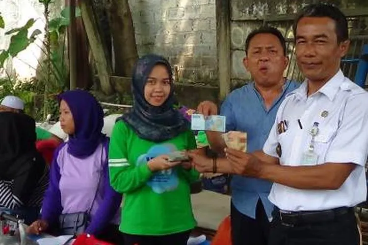 Warga Tanah Baru, Dulang Rupiah dengan Memilah Sampah. (ayobogor.com/Husnul)