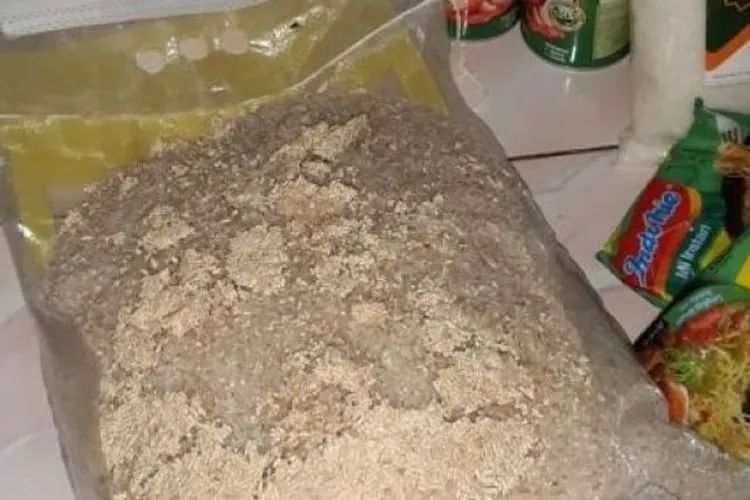 Paket sembako Pemkot Cilegon tak layak konsumsi yang diterima warga (foto istimewa)