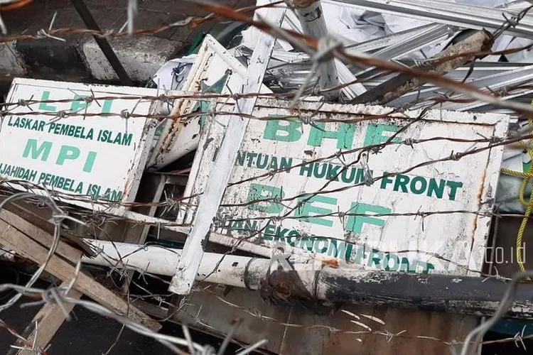 Setelah dibubarkan pemerintah, semua atribut ormas Front Pembela Islam (FPI) di kawasan Petamburan, Jakarta Pusat, dicopoti ,Rabu (30/12/2020) sore.  Foto: Republika/Febryan A
