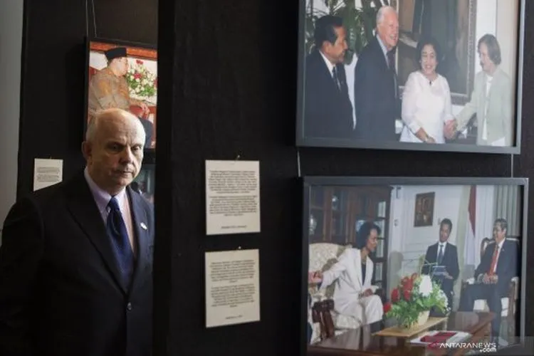 Duta Besar Amerika Serikat (AS) untuk Indonesia Joseph R. Donovan Jr mengamati karya dalam pameran foto jurnalistik 