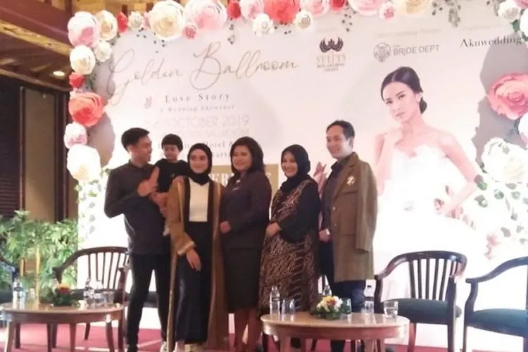 Dari kiri: Dito Percussion, Ayudia Bing Slamet, Indira Pujilara (Media Relation Manager Sultan Hotel)  dan perwakilan desainer/Ayojakarta.com