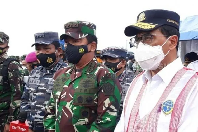 Panglima TNI Marsekal Hadi Tjahjanto bersama Menhub Budi Karya Sumadi di posko pencarian pesawat Sriwijaya Air jatuh di JICT 2, Minggu (10/1/2021). (Suara.com/Novian)