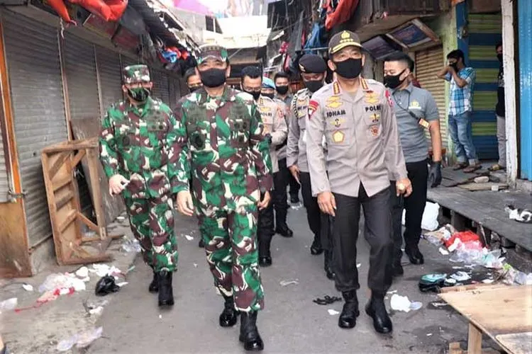 Panglima TNI bersama Kapolri saat sidak di Tanah Abang untuk mengecek ketertiban masyarakat menerapkan protokol kesehatan, Kamis (11/6/2020). (dok Puspen TNI)