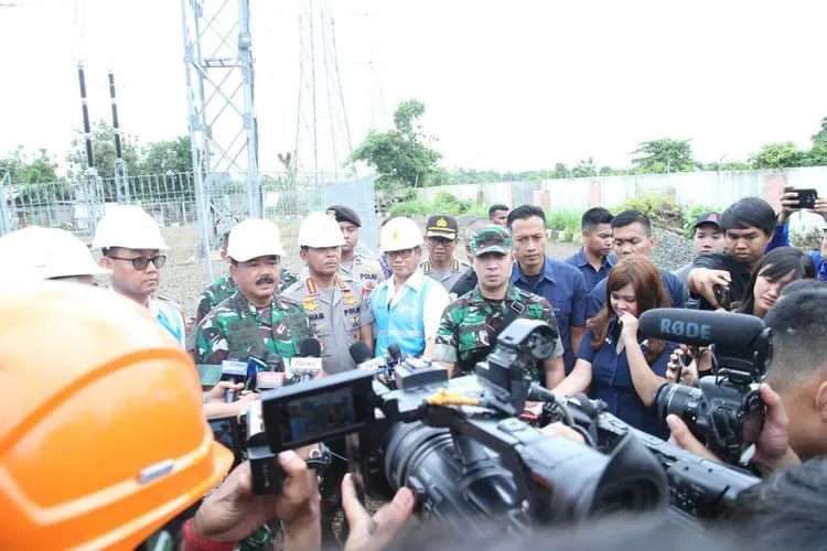 Panglima TNI Marsekal TNI Hadi Tjahjanto bersama Kapolri Jenderal Pol Idham Azis saat meninjau Gardu Induk PLN di Kembangan, Jakarta, Jumat (3/1/2020) (Kabidpenum Puspen TNI, Kolonel Sus Taibur Rahman)