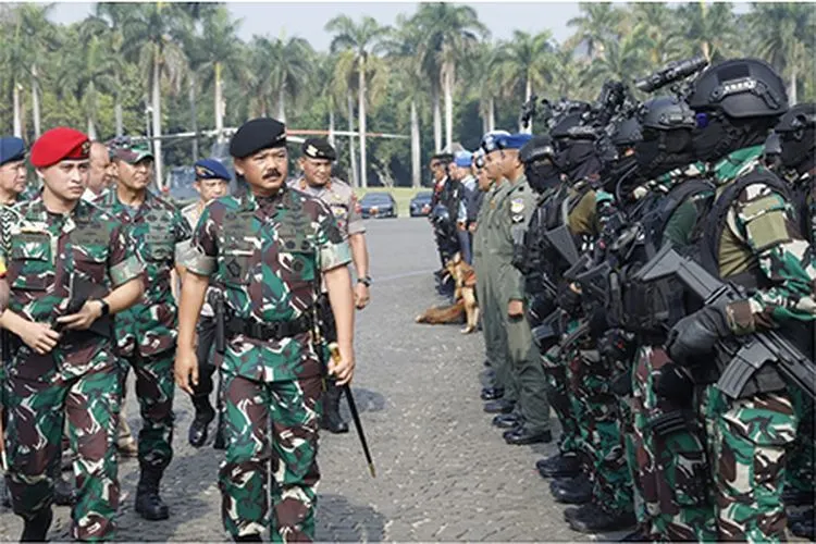 Panglima TNI Marsekal TNI Hadi Tjahjanto saat “Apel Gelar Pasukan Pengamanan Dalam Rangka Pengambilan Sumpah dan Pelantikan Presiden dan Wakil Presiden RI Tahun 2019” di lapangan Silang Monas, Jakarta Pusat, Kamis (17/10/2019)/Puspen TNI