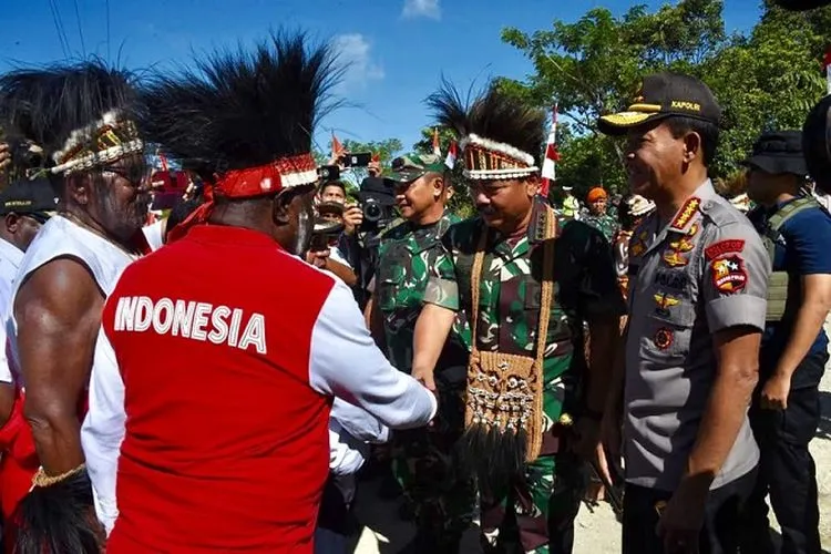 Panglima TNI Marsekal Hadi Tjahjanto menerima hibah lahan untuk pembangunan Markas Komando (Mako) Komando Gabungan Wilayah Pertahanan III (Kogabwilhan III) dari masyarakat Kabupaten Mimika, Provinsi Papua ( Kabidpenum Puspen TNI, Kolonel Sus Taibur Rahman )