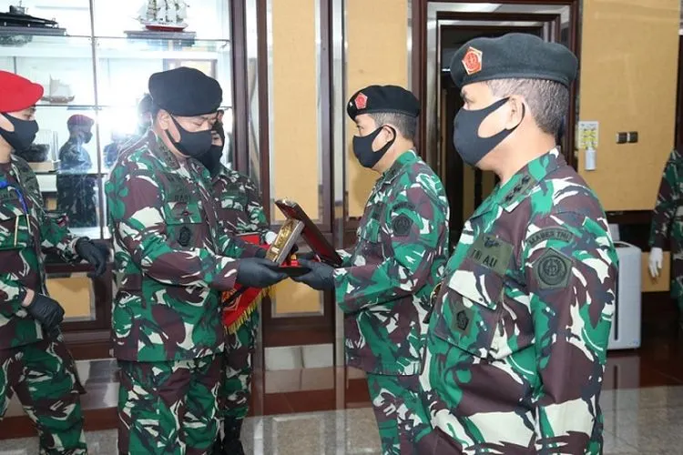 Panglima TNI Marsekal TNI Hadi Tjahjanto memimpin serah terima jabatan (sertijab) Kepala Pusat Keuangan TNI dari Brigjen TNI di Cilangkap, Jakarta Timur, Kamis (30/4/2020) (Puspen TNI)
