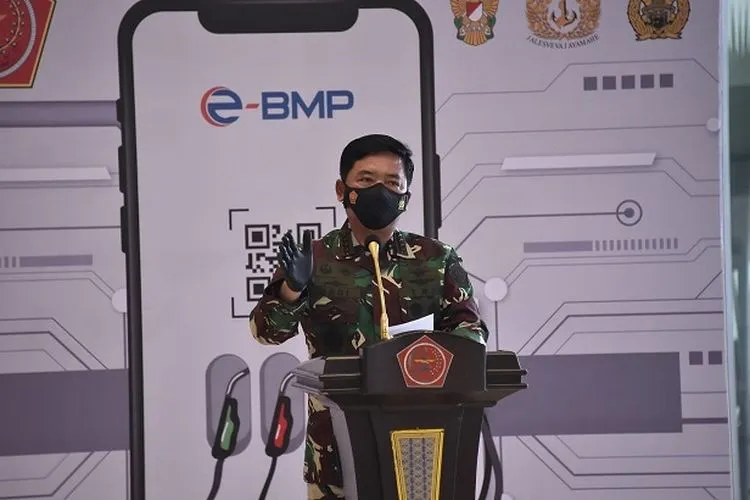 Panglima TNI Marsekal TNI Hadi Tjahjanto, memimpin Apel Gelar Kesiapan Tenaga Vaksinator dan Tracer Covid-19 di Plaza Mabes TNI, Cilangkap, Cipayung, Jakarta Timur, Selasa (9/2/2021). (Puspen TNI)