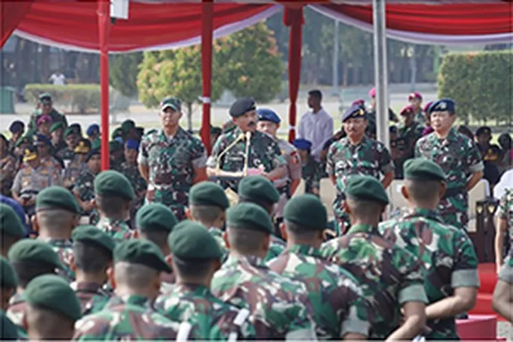 Panglima TNI Marsekal TNI Hadi Tjahjanto saat “Apel Gelar Pasukan Pengamanan Dalam Rangka Pengambilan Sumpah dan Pelantikan Presiden dan Wakil Presiden RI Tahun 2019” di lapangan Silang Monas, Jakarta Pusat, Kamis (17/10/2019)/Puspen TNI