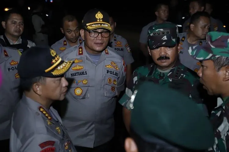 Kapolri Jenderal Pol Tito Karnavian (kiri) dan Panglima TNI Marsekal TNI Hadi Tjahjanto (dua dari kanan) saat meninjau situasi keamanan di depan Gedung DPR, Jakarta Pusat, Senin malam (30/9/2010)/Puspen TNI