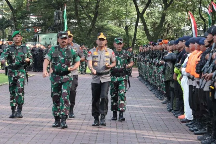 Panglima TNI Marsekal TNI Hadi Tjahjanto bersama Kapolri Jenderal Pol Idham Azis di Medan, Sumatera Utara/Kabidpenum Puspen TNI, Kolonel Sus Taibur Rahman
