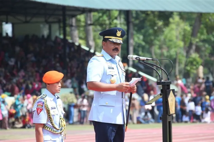 Panglima TNI Marsekal Hadi Tjahjanto saat memimpin upacara Wisuda Prajurit Taruna Akademi TNI dan Bhayangkara Dua Taruna Akademi Kepolisian Tahun 2019 di Resimen Chandradimuka Akademi TNI, Magelang, Jawa Tengah/Puspen TNI