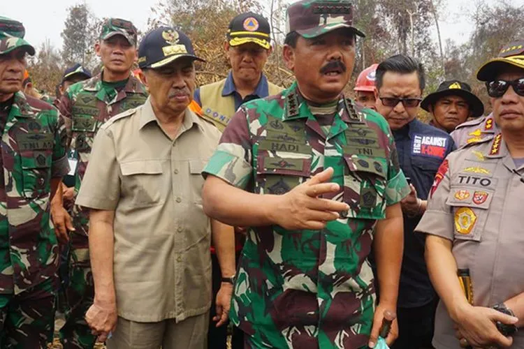 Panglima TNI Marsekal Hadi Tjahjanto, S.I.P. meninjau kebakaran hutan di Komplek Ladang Minyak Pertamina Hulu Energi Kampar, Kec. Kerumutan, Kab. Pelelawan, Provinsi Riau, Minggu (15/9/2019)/Puspen TNI