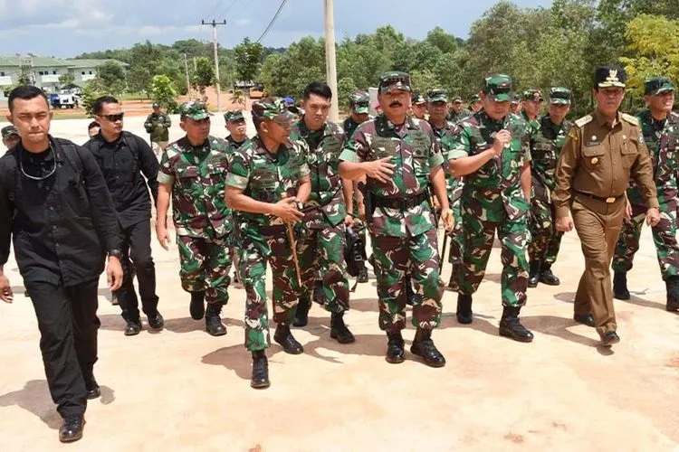 Panglima TNI Marsekal TNI Hadi Tjahjanto saat meninjau lokasi rencana pembangunan Markas Komando Gabungan Wilayah Pertahanan (Kogabwilhan) I di kota Tanjung Pinang, Kepulauan Riau. (Kabidpenum Puspen TNI, Kolonel Sus Taibur Rahman)