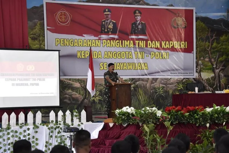 Panglima TNI, Marsekal TNI Hadi Tjahjanto saat memberi pengarahan di di Gedung Ukumearek Asso, Jl. Yos Sudarso, Kabupaten Wamena, Papua, Kamis (28/11/2019).  (Kabidpenum Puspen TNI, Kolonel Sus Taibur Rahman)