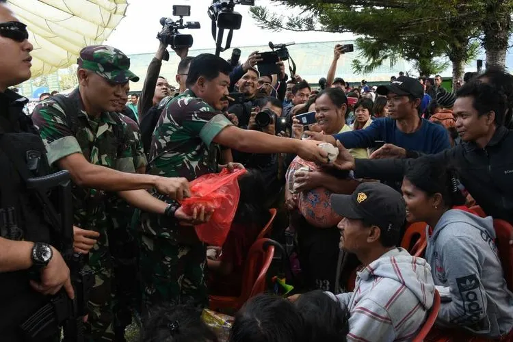 Pengungsi di Wamena bersama Panglima TNI, Marsekal Hadi Tjahjanto/Puspen TNI