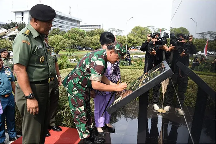 Panglima TNI Marsekal TNI Hadi Tjahjanto meresmikan Monumen Panglima Besar Jenderal Soedirman di Mabes TNI, Cilangkap, Jakarta Timur, Senin (7/10/2019)/Puspen TNI