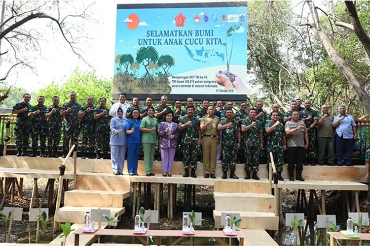 Panglima TNI Marsekal Hadi Tjahjanto didampingi Kepala Staf Angkatan Laut, Laksamana TNI Siwi Sukma Adji; Kepala Staf Angkatan Udara Marsekal TNI Yuyu Sutisna dan Wakil KSAD Letjen TNI Tatang Sulaiman foto bersama saat di Pantai Indah Kapuk, Jakarta Utara, Senin (7/10/2019)/Puspen TNI