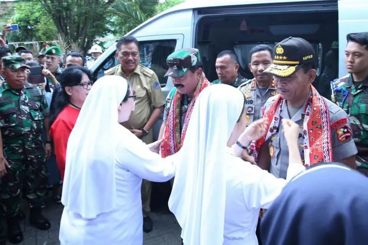 Pangliman TNI Marsekal Hadi Tjajanto dan Kapolri Jenderal Pol Idham Azis mendapat sambutan saat menghadiri deklarasi damai natal di Manado, Sulawesi Utara/Kabidpenum Puspen TNI, Kolonel Sus Taibur Rahman