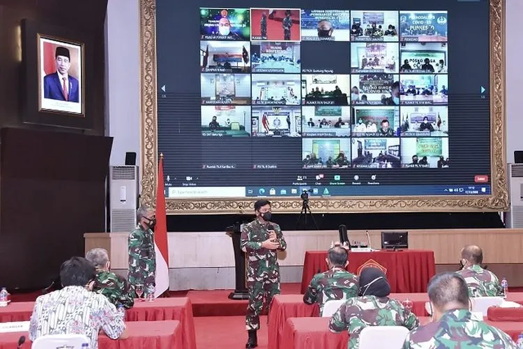 anglima TNI Marsekal TNI Hadi Tjahjanto, saat membuka acara Training Of Trainer (TOT) pelaksanaan Vaksinasi Covid-19 di lingkungan TNI, bertempat di Aula Gatot Soebroto Mabes TNI, Cilangkap, Jakarta Timur, Kamis (17/12/2020). (Puspen TNI)