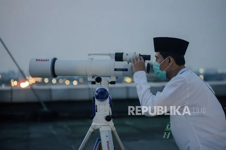 ilustrasi pantauan hilal. Foto: Republika/Thoudy Badai