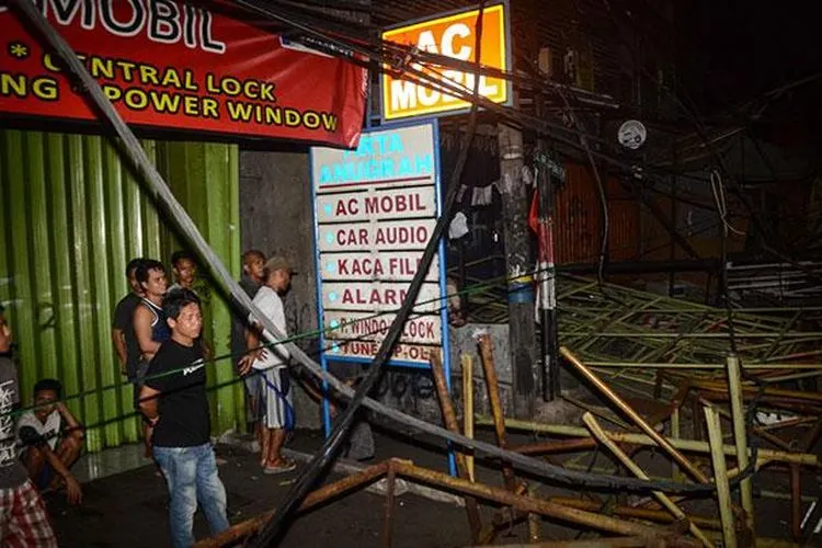 Papan reklame roboh di Jalan Warung Buncit Raya, Jakarta Selatan, Minggu (1/12/2019) dan mengakibatkan kemacetan di kawasan tersebut. (Antara/Fakhri Hermansyah)
