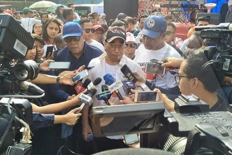 Bupati Yakohima Abock Busup (Kiri), Menhub Budi Karya Sumadi (Tengah), Wakil Gubernur Papua Barat Mohammad Lakotani (Kanan)/Ayojakarta.com