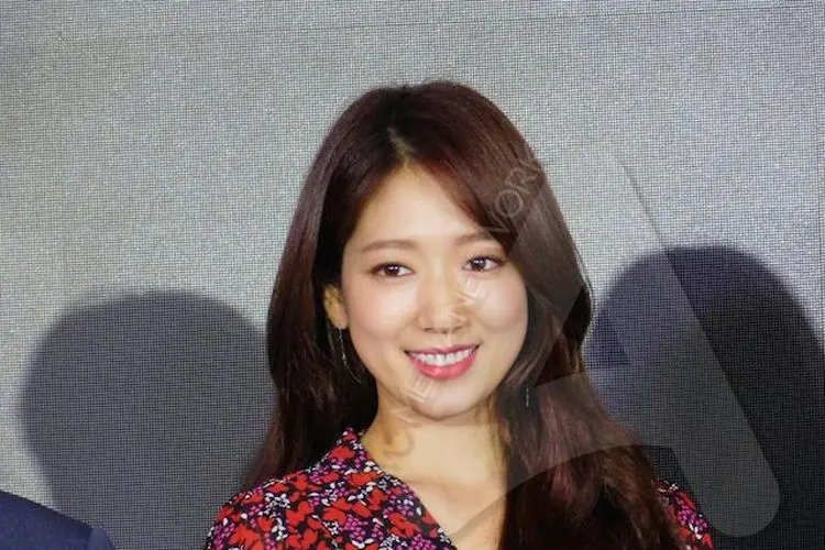 Park Shin Hye saat hadir dalam peluncuran Mamonde Red Energy Recovery Serum di Mall Central Park, Jumat (11/10/2019)/Ayojakarta.com