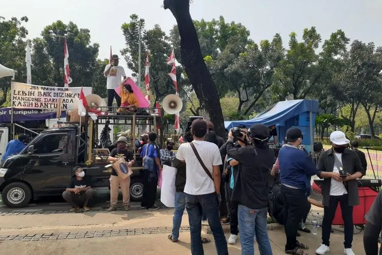 Para pekerja seni unjuk rasa di depan Balai Kota, Kamis (23/7/2020).  Foto: Eva Rianti