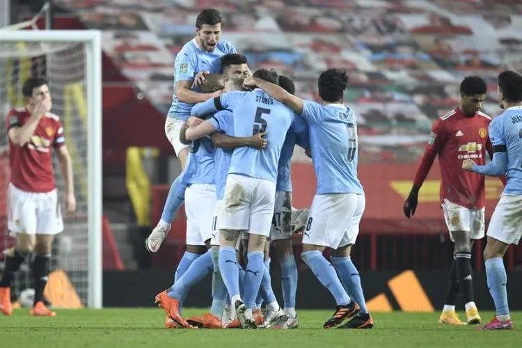 Para pemain Manchester City merayakan gol Fernandinho ke gawang Manchester United di semifinal Piala Liga Inggris atau Piala Carabao. Foto: EPA-EFE/PETER POWELL