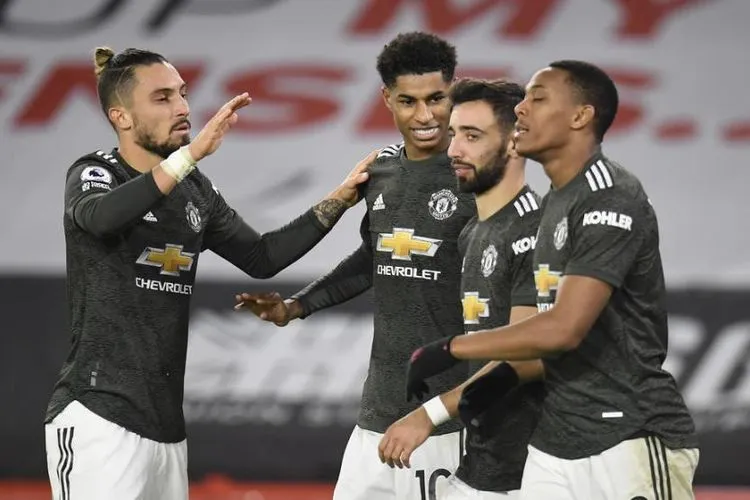 Para pemain Manchester United merayakan gol Marcus Rashford (kedua kiri) dalam pertandingan melawan Sheffield United.  Foto: EPA-EFE/Peter Powell